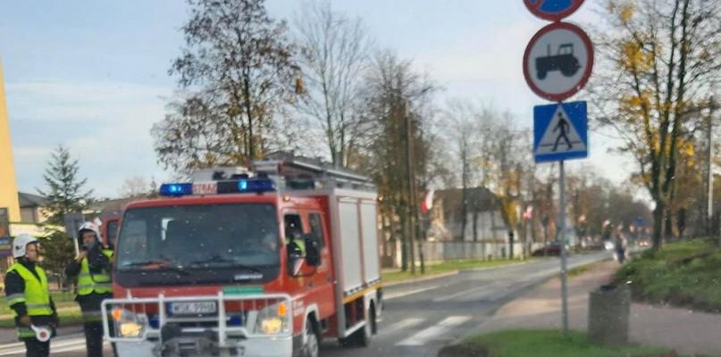 Najechał na tył mercedesa, pasażerkę zabrała karetka