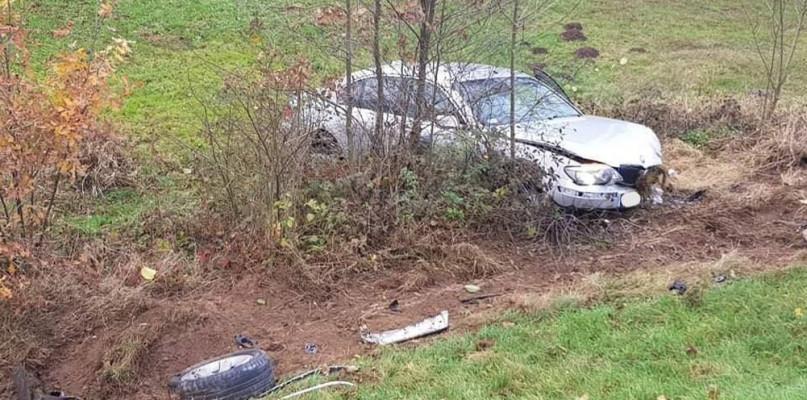 19-latek dachował BMW w głębokim rowie przy krajówce