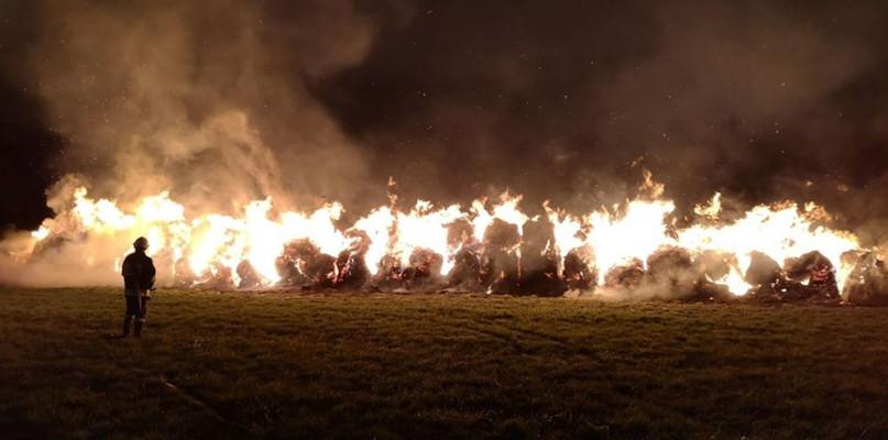 Kolejne nocne podpalenie. Spłonęło ponad 200 bel słomy.