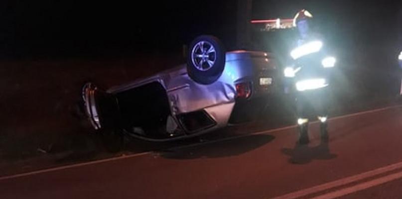 Na łuku drogi w Kurowicach dachowała toyota