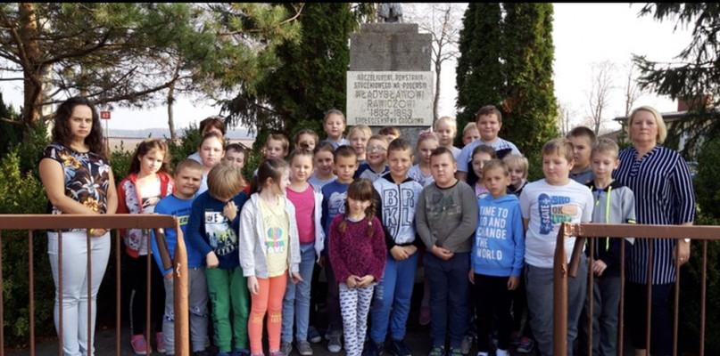 Uczniowie z Grochowa sprzątali cmentarz i uczcili lokalnego bohatera