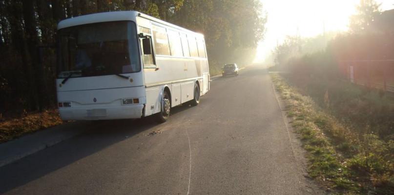 Volvo uderzyło w autobus szkolny, ranna pasażerka osobówki