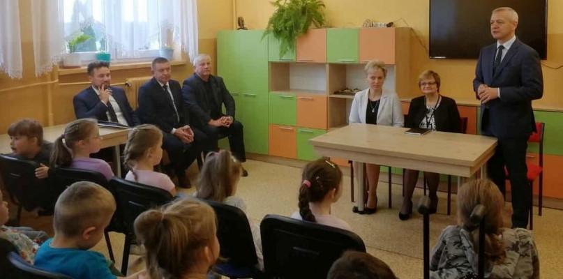 Minister przywiózł do szkoły w Wyrozębach Podawcach cenny prezent