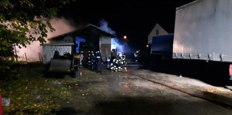 W pożarze warsztatu spłonął samochód ciężarowy