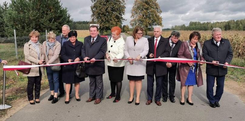 Uroczyście otwarto drogi, które przed remontem były w fatalnym stanie