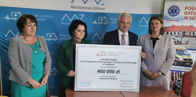 Wiceminister Kraska przywiózł do Sokołowa 400 tys. zł na karetkę