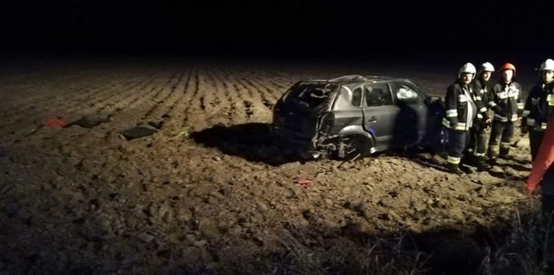 Samochód wypadł z drogi i dachował na polu