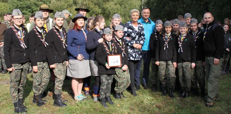 Harcerze z Jabłonny sprzątali las wspólnie z parą prezydencką