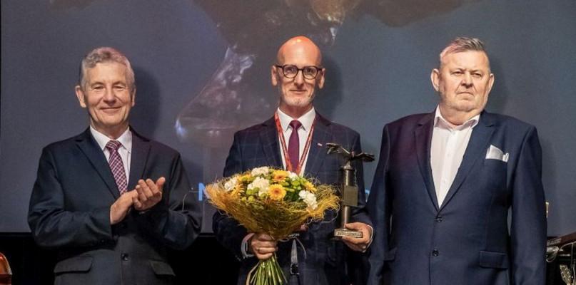 Dyrektor Marcin Celiński z tegorocznym „Sokołem”