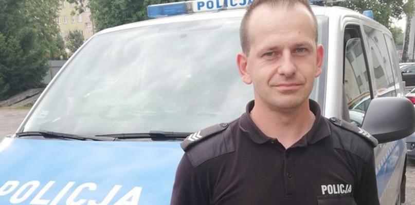 Sokołowski policjant pomógł kobiecie w ciąży ugasić pożar auta