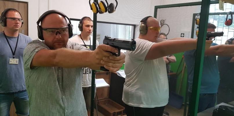 Starosta i przewodniczący rady powiatu sięgnęli po broń...