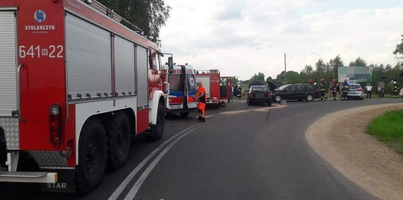 Na zakręcie w Kostkach zderzyły się auta, dwie osoby poszkodowane