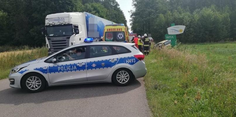 Tir zepchnął peugeota do rowu. Auto dachowało, ranna kobieta.