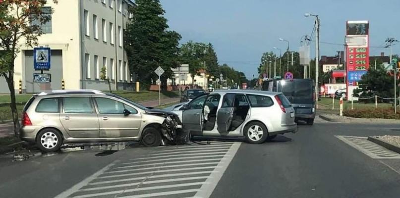 Kierowca peugeota zasnął za kierownicą, zderzył się z fordem