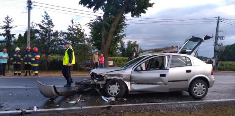 Kierowca opla wpadł w poślizg, trzy auta rozbite