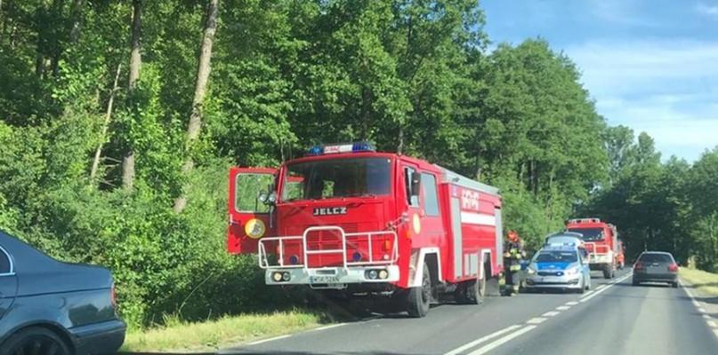 W wozie strażackim pękła opona, uderzyła w osobówkę