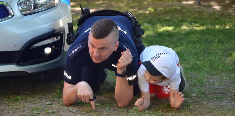Wakacje 2019. Policjanci przypomnieli dzieciom zasady bezpieczeństwa.