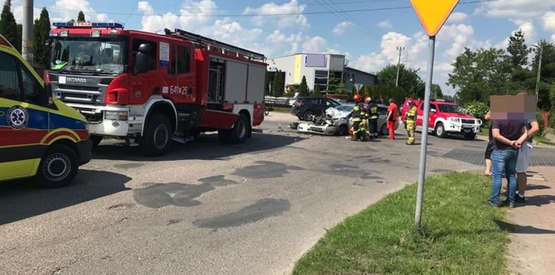 Sokołów Podlaski. Wóz strażacki zderzył się z osobówką.