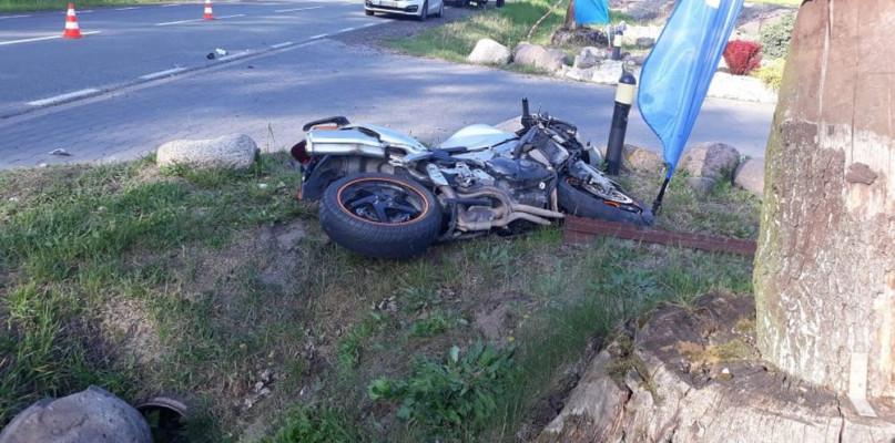 Motocyklista uderzył w toyotę, trafił do szpitala