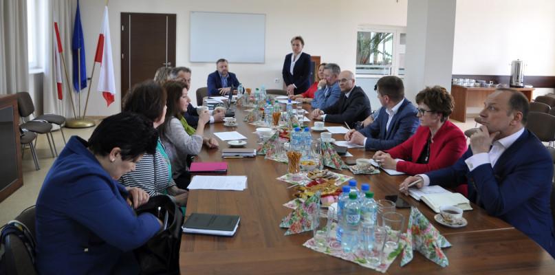 Na konwencie o zakupach energii, oświacie i drogach
