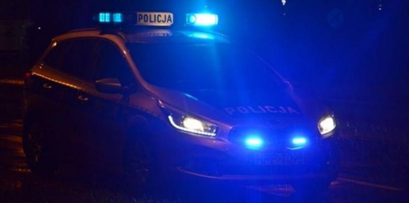 Kierowca mini coopera skosił dwa znaki i wylądował w rowie