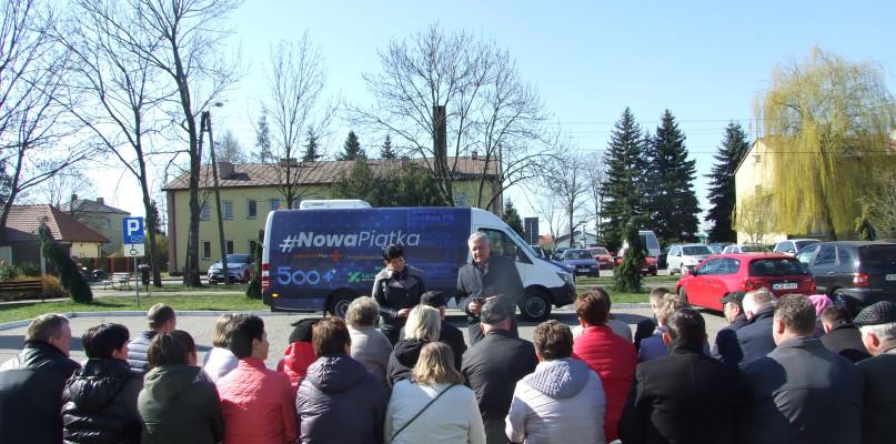 Bus „Nowa Piątka” w Sterdyni. Rozmawiano o programach rządowych.