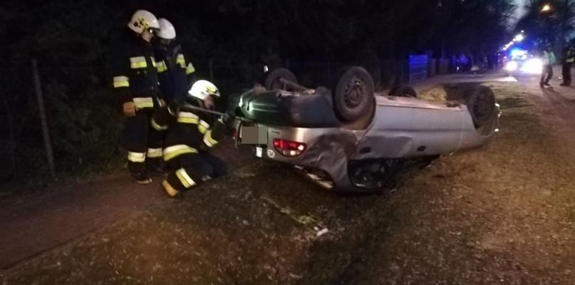Lanos dachował w rowie, kierowca uciekł