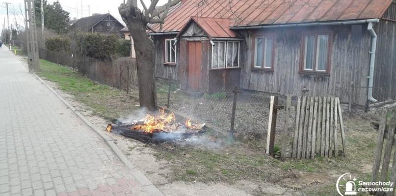 Strażacy wyjechali gasić pożar. Okazało się, że płonie... łóżko.