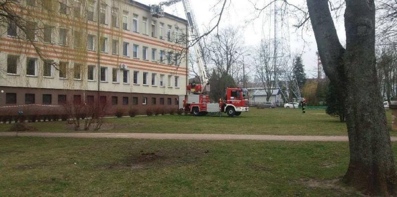 Silny wiatr uszkodził dach na budynku starostwa