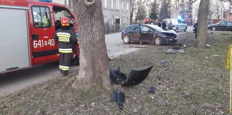 Kompletnie pijany kierowca citroena uderzył w drzewo