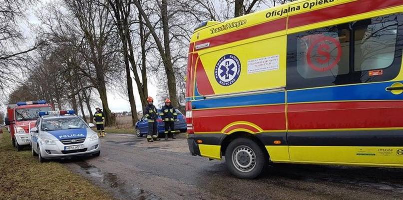 Złamane przez wichurę drzewo upadło na samochód