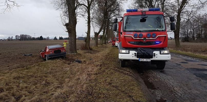 Kierująca renówką zjechała do rowu i dachowała