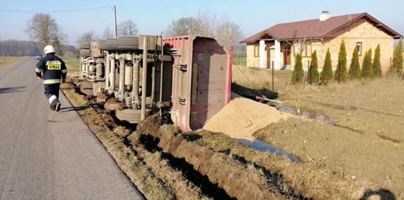 Kierowca zjechał na pobocze, ciężarówka się przewróciła