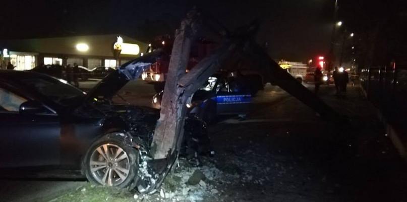 Uderzył w volvo, skosił latarnię na Kolejowej i uciekł