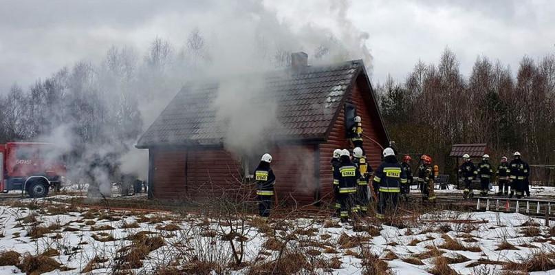 Były obawy, że w budynku są ludzie. Była butla z gazem.