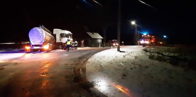 Kostki: Potężny tir - cysterna złożył się jak scyzoryk