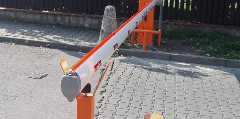 Ktoś zniszczył szlaban na drodze osiedlowej