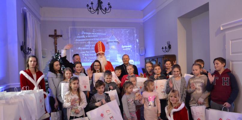 Prezenty rozdawał Święty Mikołaj z biskupem Tadeuszem Pikusem