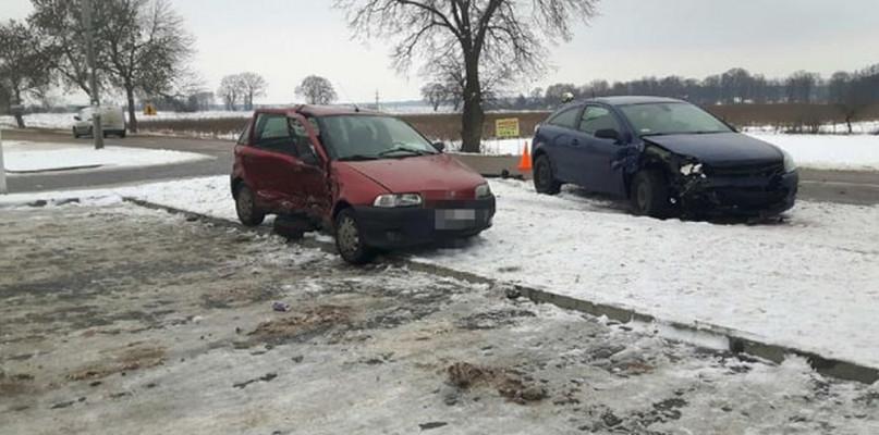Zderzenie w zimowej scenerii. Kierowca punto trafił do szpitala. 