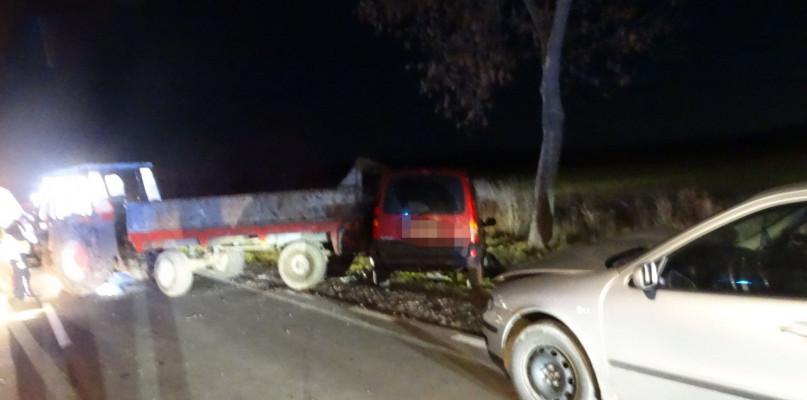Pijany wyjechał z rozrzutnikiem na krajówkę. Efekt: 2 rozbite auta.