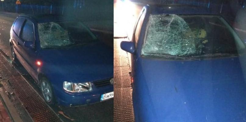 Pieszy wszedł prosto pod koła volkswagena