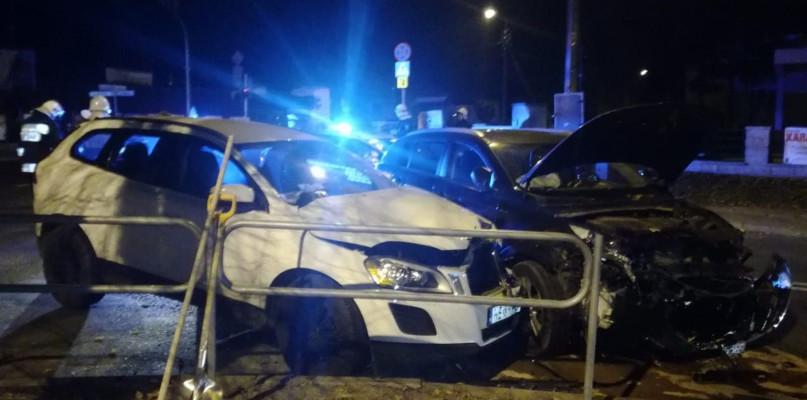 Kierowców obu aut odwieziono do szpitala