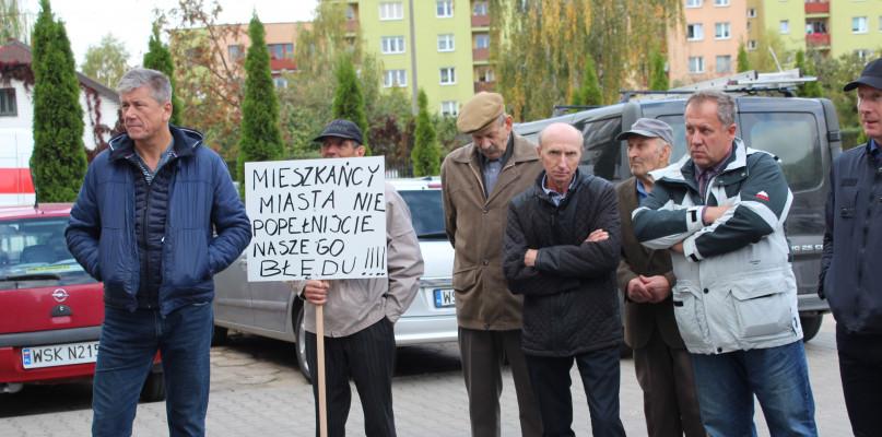 Pikieta pod Urzędem Gminy Sokołów. Chodzi o drogę po torach.