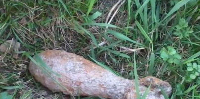 Jeden znalazł pocisk w stawie, drugi granat na polu