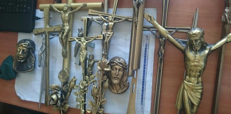 Zatrzymali hienę cmentarną. Kradł z grobów krzyże, pasyjki i litery.