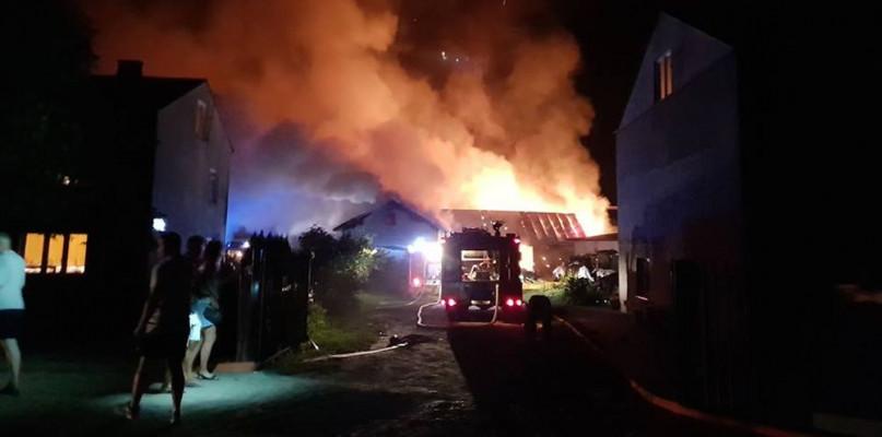 Spłonęły dwa budynki gospodarcze i zwierzęta
