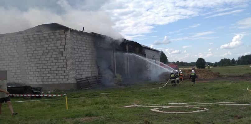 Skibniew. Wielki pożar w gospodarstwie, poparzony został rolnik.