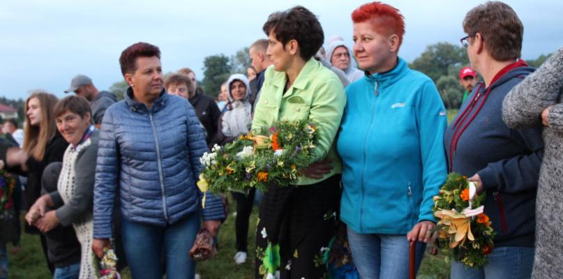 Wili wianki i wrzucali je do falującej wody…