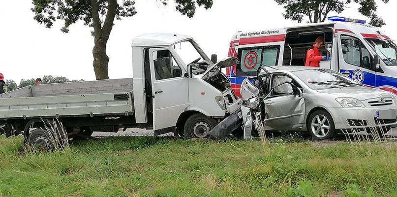 Dwa auta zderzyły się pod Dybowem, dwie osoby ranne