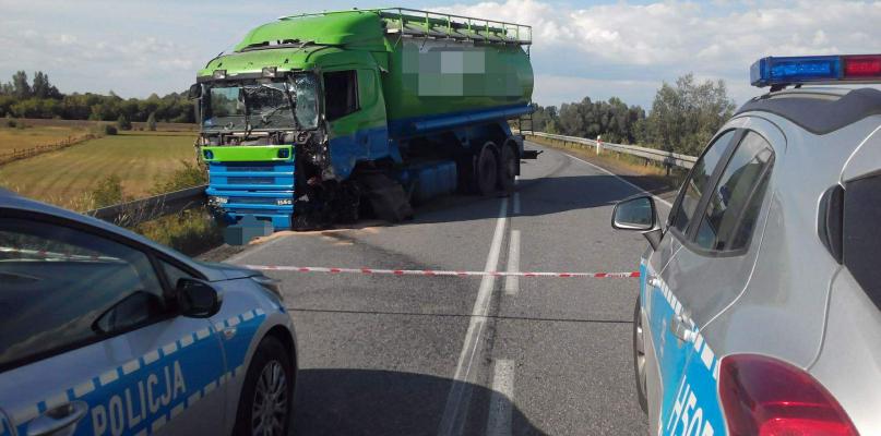 Dwie scanie i ford zderzyły się przed mostem